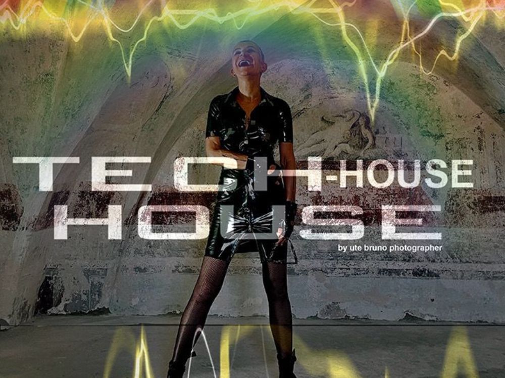 Eine Person in schwarzer Lederkleidung steht selbstbewusst in einem strukturierten Torbogen, umgeben von bunten Schallwellen. Über der Szene prangt in großen Buchstaben „Tech House“.